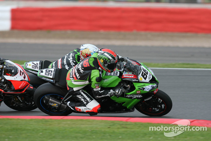 Tom Sykes, Kawasaki, mengungguli Max Biaggi, Aprilia (nomor 3) pada Race 1 WSBK Inggris 2012.