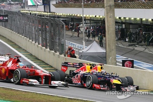 Fernando Alonso, Ferrari, Mark Webber, Red Bull Racing and Sebastian Vettel, Red Bull Racing at the start of the race