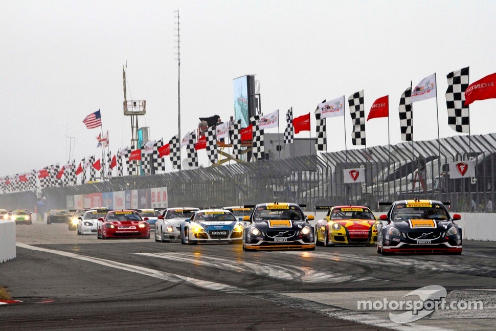 Alex Figge leadaing into Turn 1 after the re-start
