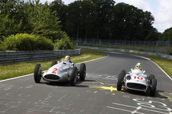Lewis Hamilton en Nico Rosberg rijden een klassieke Mercedes-Benz over de Nordschleife