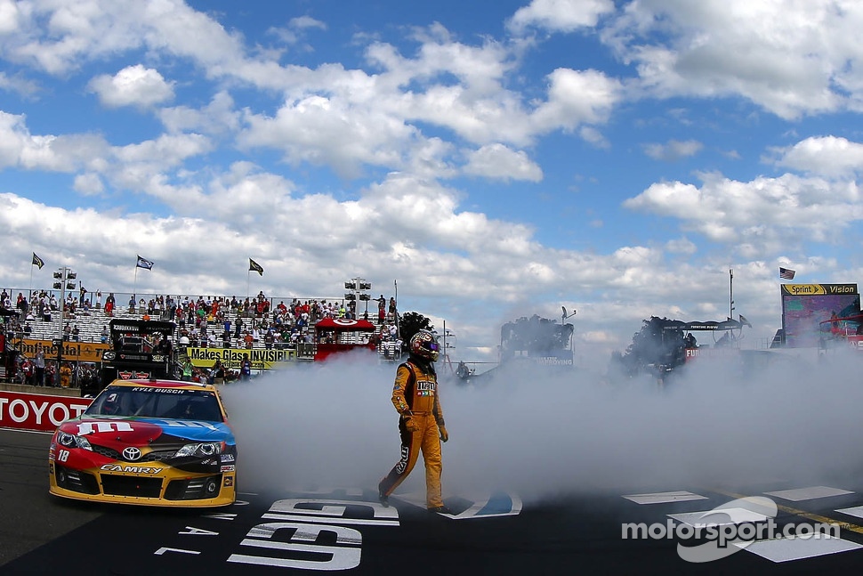 Race winner Kyle Busch, Joe Gibbs Racing Toyota