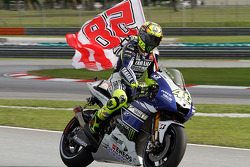 Valentino Rossi, Yamaha Factory Racing con una bandera recordando a Marco Simoncelli