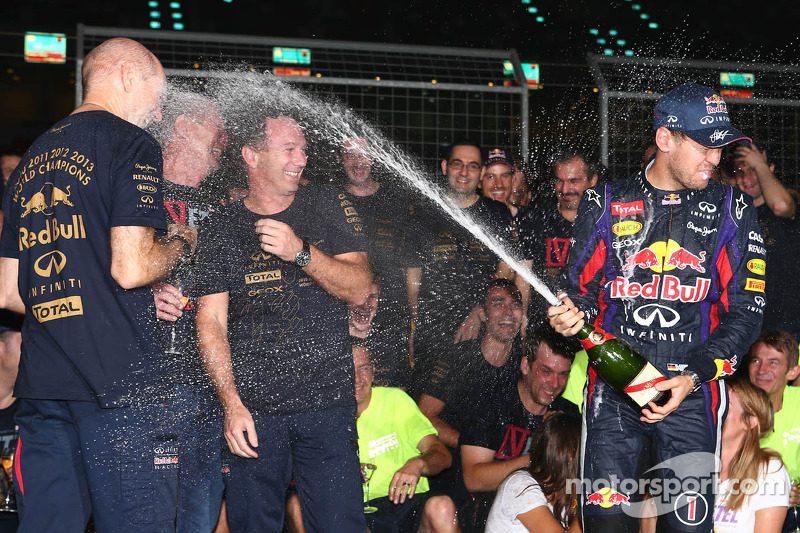 Себастьян Феттель, Red Bull Racing святкує четвертий титул з командою
