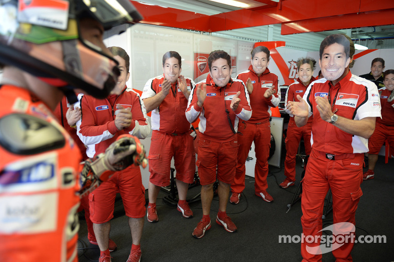 Nicky Hayden's team plays a joke