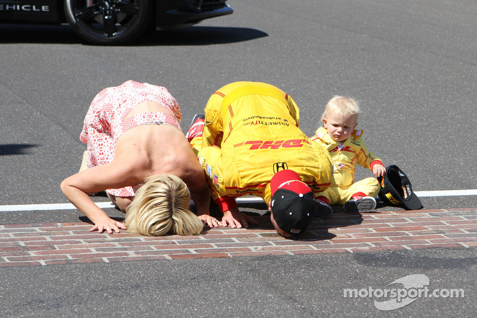 http://cdn-3.motorsport.com/static/img/mgl/1700000/1700000/1706000/1706600/1706693/s1_1.jpg