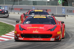 驾驶法拉利458 GT3的安东尼·拉扎罗