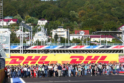Fans auf der Start/Ziel-Gerade