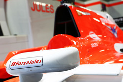Marussia F1 Team MR03 de Jules Bianchi, carregamensagem de apoio, com hashtags #ForzaJules e #JB17