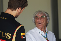 Romaen Grosjean, Lotus F1 Team con Bernie Ecclestone (GBR)