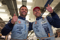 los ganadores de la pole de LMGTE, Darren Vueltaer y Stefan Mücke