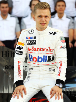 Kevin Magnussen, McLaren, tijdens een teamfoto