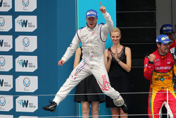 比赛获胜者 Sam Bird, 第二名 Lucas di Grassi