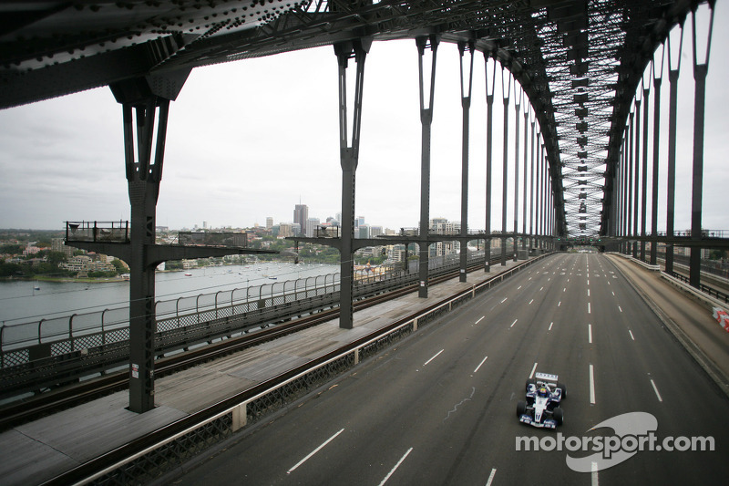 Williams-BMW event in Sydney: Mark Webber met een Williams F1 BMW FW26 over de Sydney Harbour Bridge