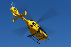 Fernando Alonso, McLaren, es transportado en helicóptero