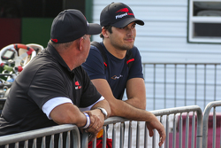 Nelson Piquet Jr. com o chefe de equipe Helio Rodriguez