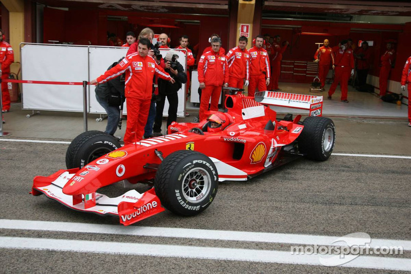 2006年罗西在瓦伦西亚赛道驾驶法拉利F2004赛车