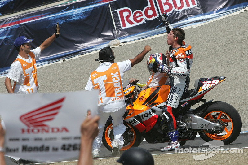 Selebrasi kemenangan Nicky Hayden di Laguna Seca 2006