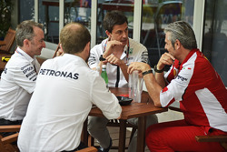 (Von links nach rechts): Paddy Lowe, Teamchef Mercedes AMG F1, mit Toto Wolff, Mercedes-Sportchef, u
