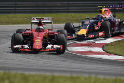 Kimi Räikkönen, Ferrari SF15-T, vor Daniil Kvyat, Red Bull Racing RB11
