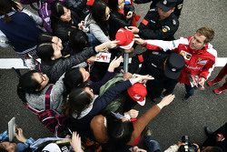 Sebastian Vettel, Ferrari, schreibt Autogramme für die Fans