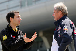 Remi Taffin, Renault Sport F1, Leiter Rennbetrieb, und Dr. Helmut Marko, Berater von Red Bull Motors