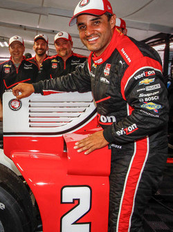 Ganador de la pole Juan Pablo Montoya, del equipo Penske Chevrolet