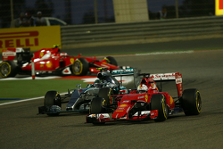 Себастьян Феттель, Ferrari SF15-T лідирує Ніко Росберг, Mercedes AMG F1 W06