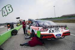 Auto de Irwin Vences, M Racing en la línea de pits.