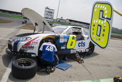 Auto de Rogelio López, Alpha Racing en los pits.
