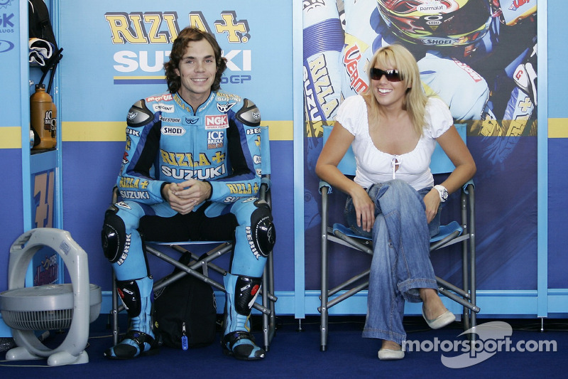 Setelah menguasai WSSP pada 2003, Chris Vermeulen sempat turun di MotoGP bersama Suzuki. Tampak ia di paddock saat turun di MotoGP Valencia 2006.