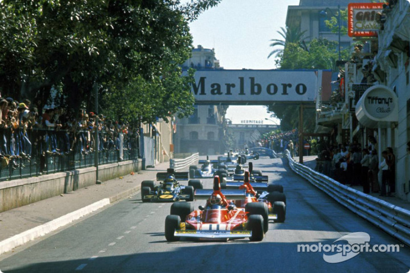 Clay Regazzoni lidera sobre Niki Lauda, su compañero en Ferrari, en el GP de Mónaco de 1974.