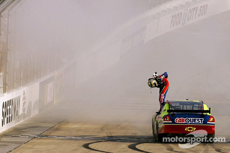 2007: Bristol-Sieger Kyle Busch jubelt