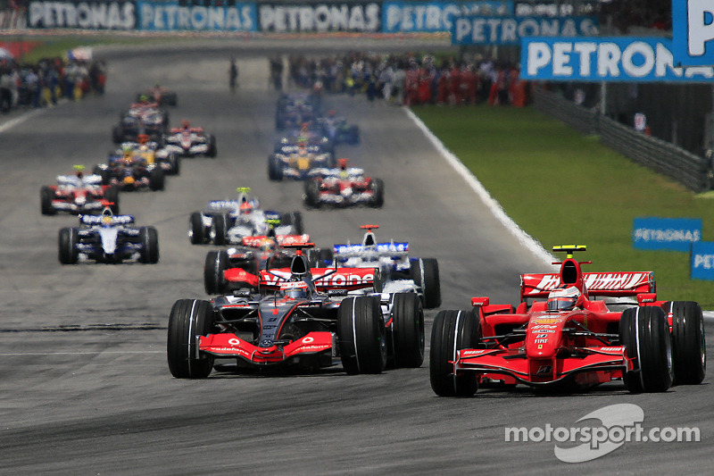 Прогрівочне коло: Феліпе Масса, Scuderia Ferrari, очолює пелотон