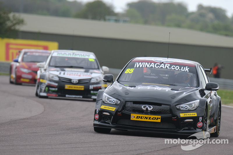 Мартин Доннелли за рулем Infiniti в гонке BTCC, 2015 год