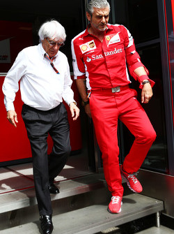 Bernie Ecclestone y Maurizio Arrivabene, Jefe del equipo Ferrari.