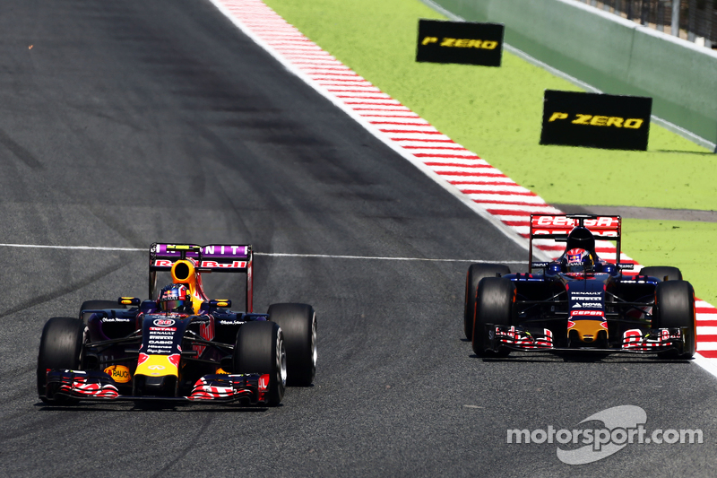 Daniil Kvyat, Red Bull Racing RB11, en Max Verstappen, Scuderia Toro Rosso STR10, strijden om positi