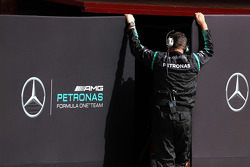 Mecánico de Mercedes AMG F1 con pantallas fuera de boxes