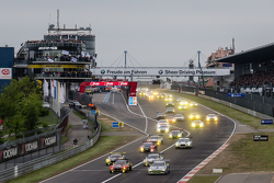 Start: #20 Schubert Motorsport, BMW Z4 GT3: Dominik Baumann, Claudia Hürtgen, Jens Klingmann, Martin Tomczyk, und #2 Black Falcon, Mercedes-Benz SLS AMG GT3: Yelmer Buurman, Andreas Simonsen, Adam Christodoulou, Bernd Schneider; Kampf um die Führung