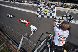 Juan Pablo Montoya, de Penske Chevrolet beats Will Power, de Penske Chevrolet