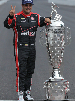 El ganador de la carrera, Juan Pablo Montoya, Team Penske Chevrolet, en la sesión de fotos del ganad