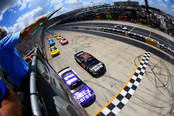 El inicio: Denny Hamlin, Joe Gibbs Racing Toyota, lidera la carrera