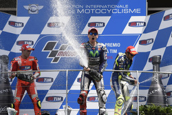 Podium: segundo lugar, Andrea Iannone, Ducati Team y el ganador, Jorge Lorenzo y el tercer lugar, Va
