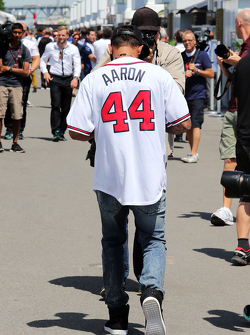 Lewis Hamilton, de Mercedes AMG F1 lleva una camiseta de béisbol Boston Braves Hank Aaron
