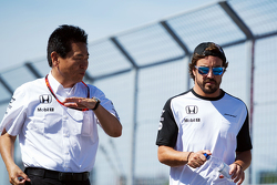 Yasuhisa Arai, Responsabile di Honda Motorsport, cammina in circuito con Fernando Alonso, McLaren