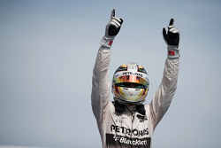 1. Lewis Hamilton, Mercedes AMG F1, feiert im Parc Fermé