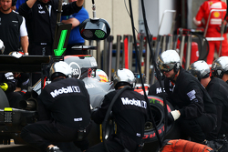 Fernando Alonso, McLaren MP4-30 hace una parada en boxes