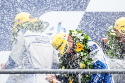 LMP2领奖台:组别冠军#47 KCMG车队 ORECA 05:马修·豪森、理查德·布拉德利、尼古拉斯·拉皮埃尔,喷香槟
