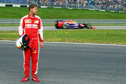 Sebastian Vettel, Ferrari SF15-T, wird überholt von Daniel Ricciardo, Red Bull Racing RB11, nachdem