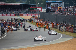 #19 Porsche Team Porsche 919 Hybrid: Ніко Хюлкенберг, Нік Тенді, Ерл Бембер heads to recon lap