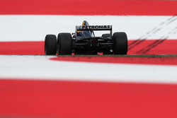Jean Alesi, nella Sauber C14 alla Parata delle Leggende